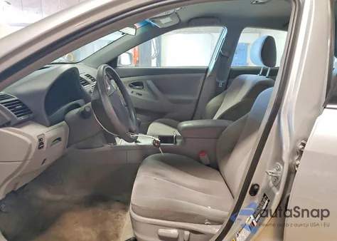 2010 Toyota Camry Base z USA, uszkodzony, nr VIN 4T1BF3EK3AU072707